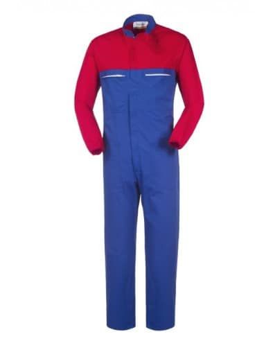 Una tuta rossa e blu su uno sfondo bianco.
