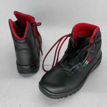 Un paio di stivali neri con lacci rossi su una superficie bianca