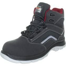 Un paio di stivali di sicurezza neri con suola bianca su sfondo bianco.