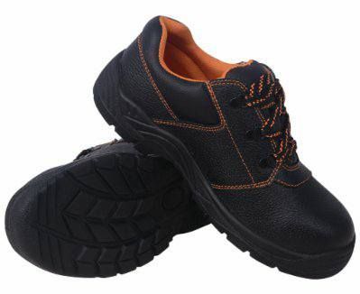 Un paio di scarpe antinfortunistiche nere e arancioni su sfondo bianco