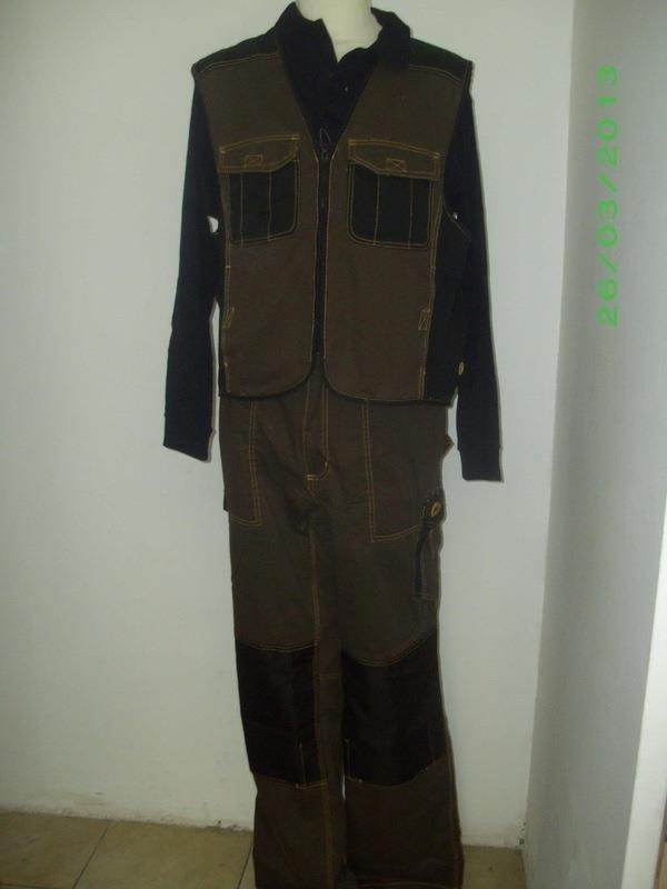 Un manichino indossa un gilet marrone e pantaloni neri