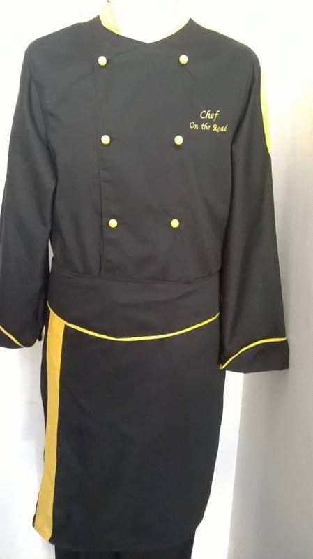 Un'uniforme da chef nera con finiture gialle è su un manichino