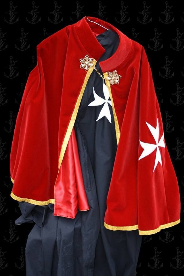 Un mantello rosso con una croce bianca sulle maniche