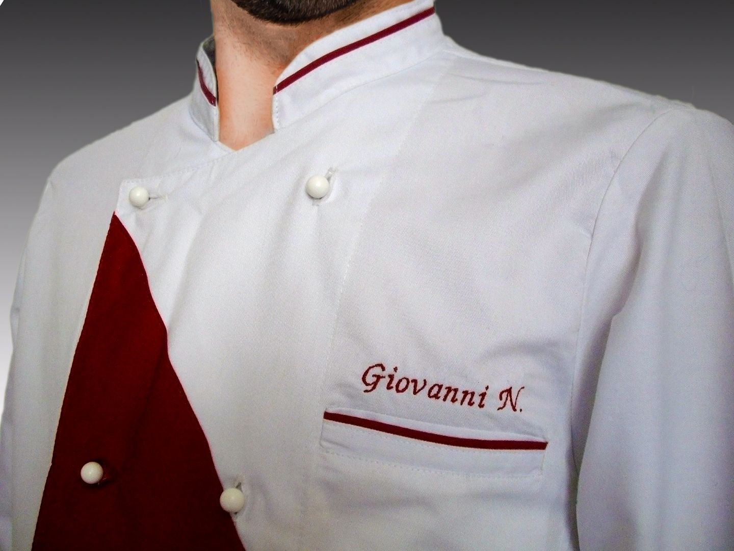 Un primo piano di una giacca da cuoco con il nome giovanni n. ricamato sopra