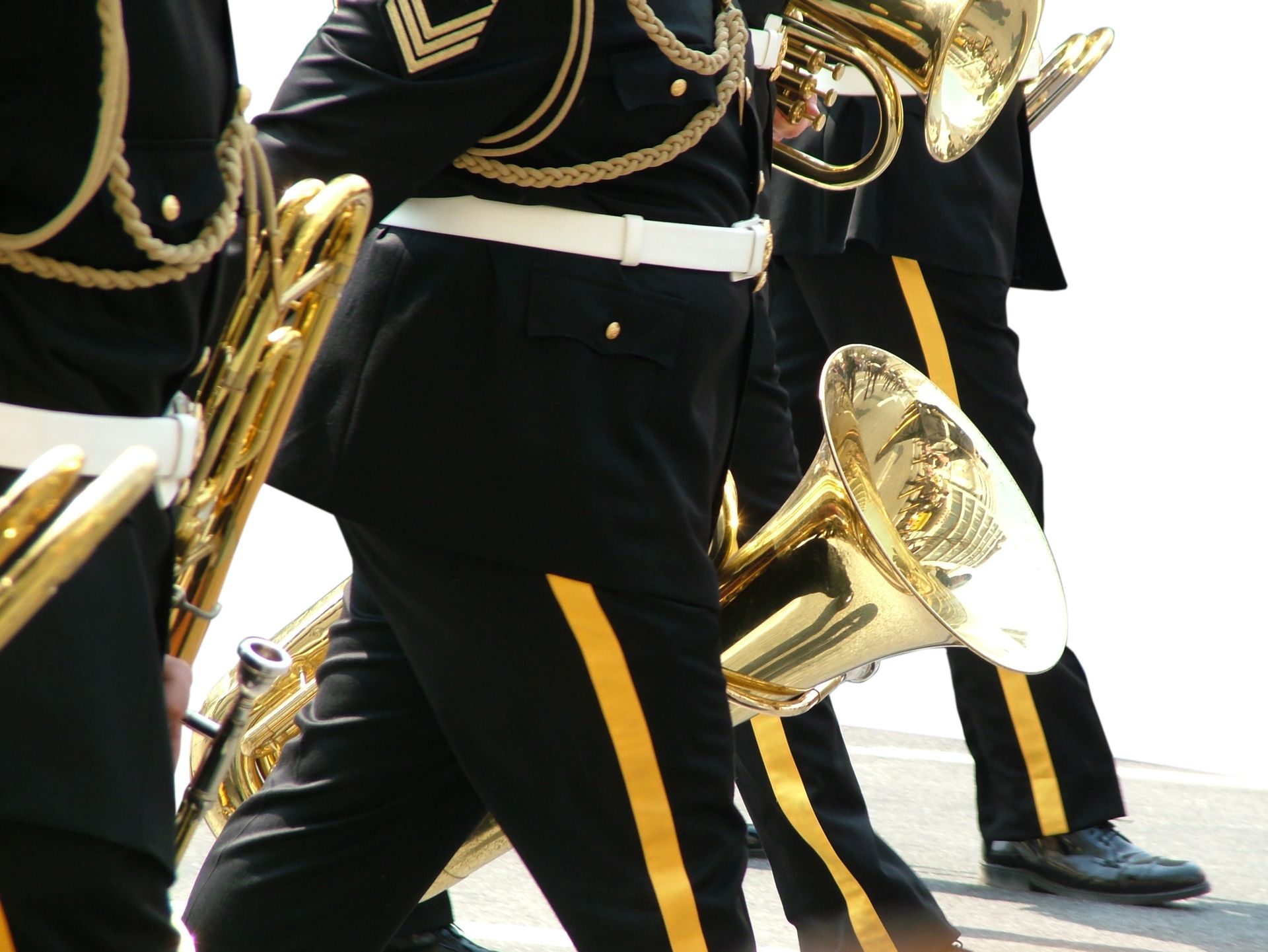 Un gruppo di uomini che suonano strumenti di ottone in una banda musicale