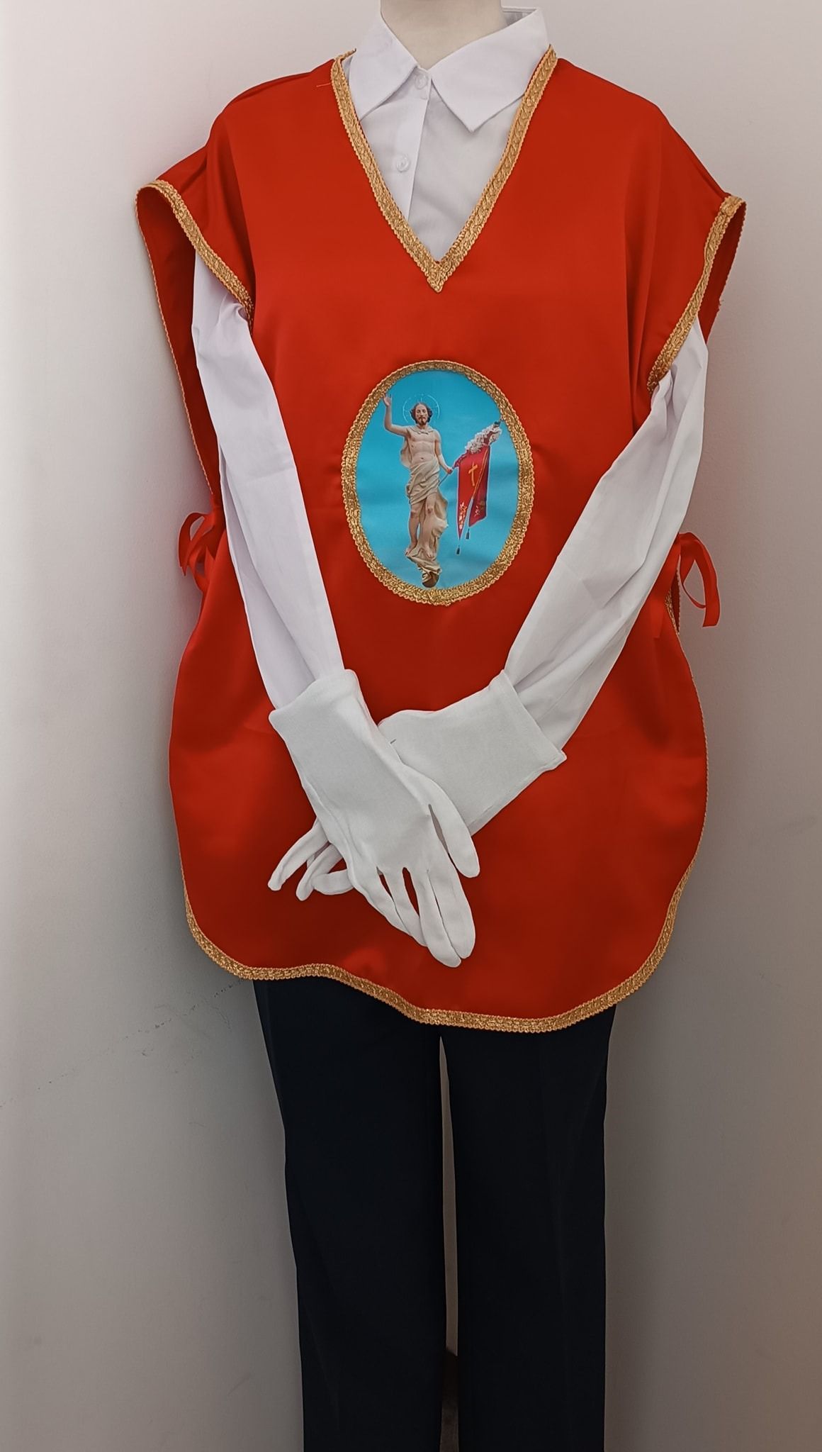 Una persona che indossa un gilet rosso e guanti bianchi