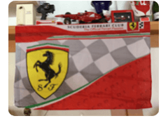 Bandiera e altri oggetti promozionali della casa Ferrari