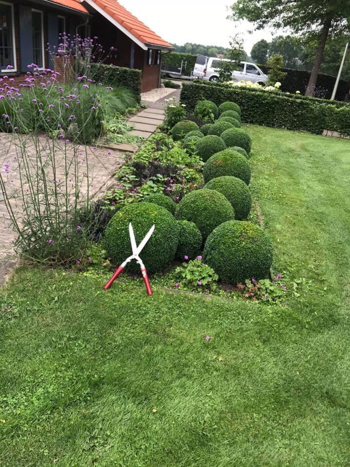 Hier wordt tuinonderhoud uitgevoerd