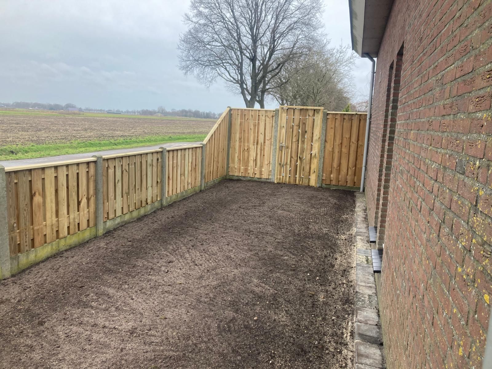 Plaatsen schutting in Westerhaar