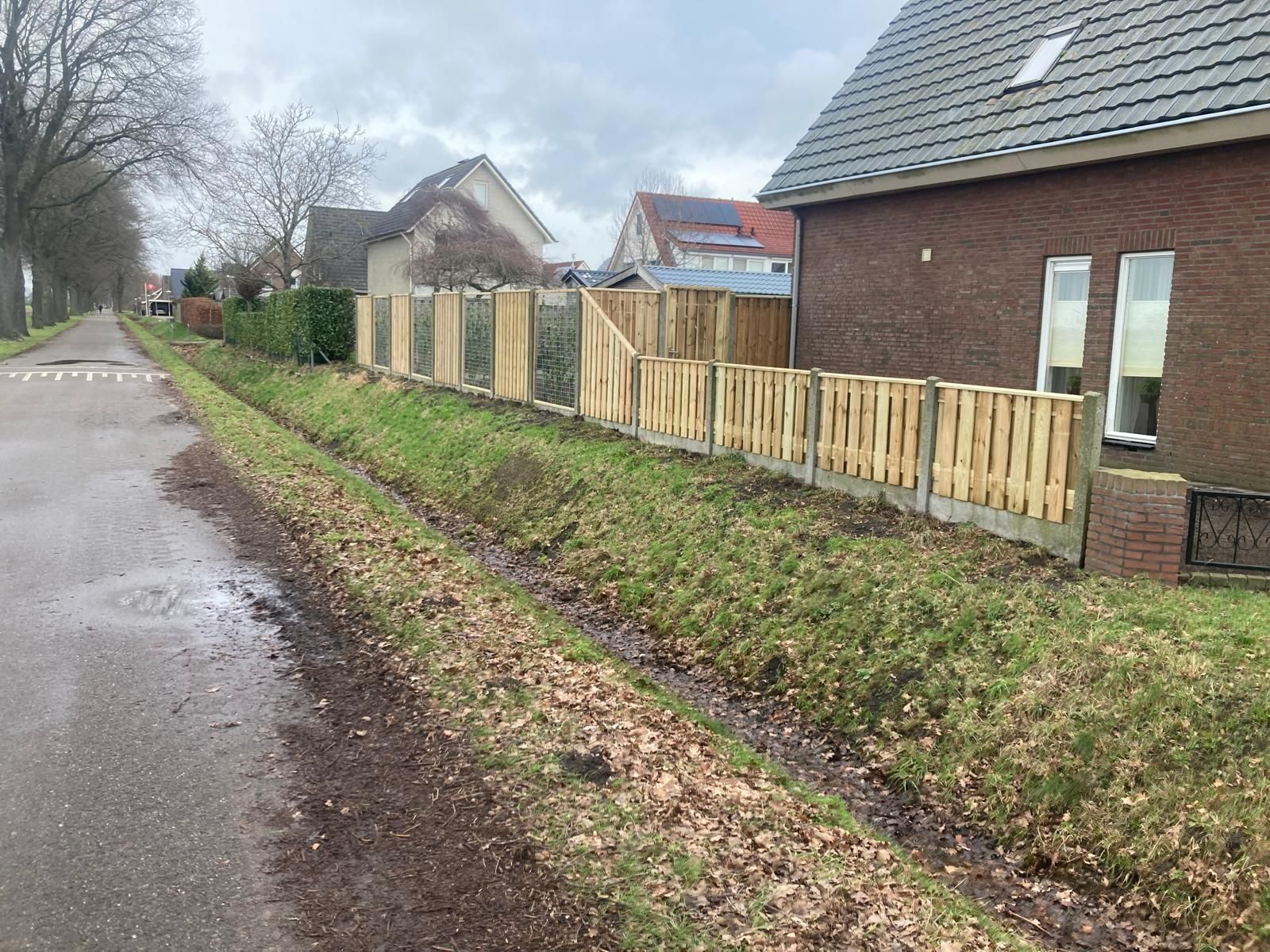 Plaatsen schutting in Westerhaar