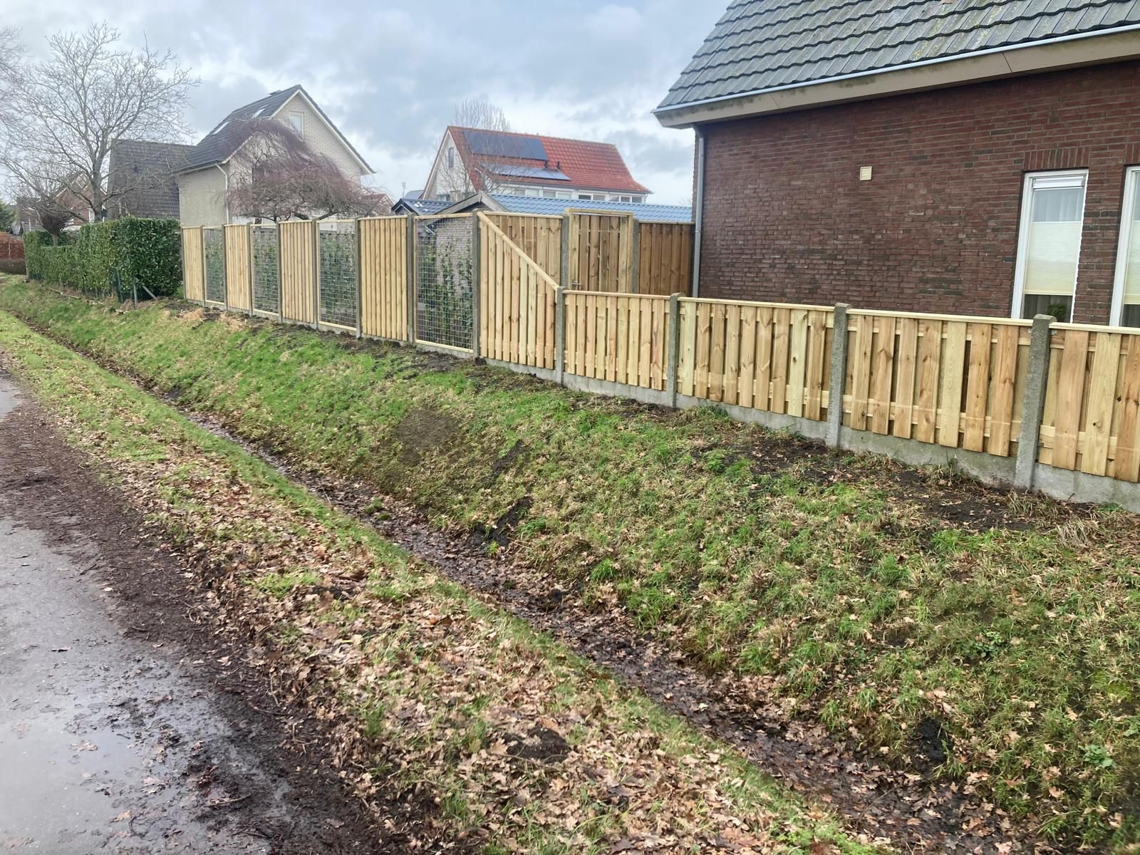 Plaatsen schutting in Westerhaar