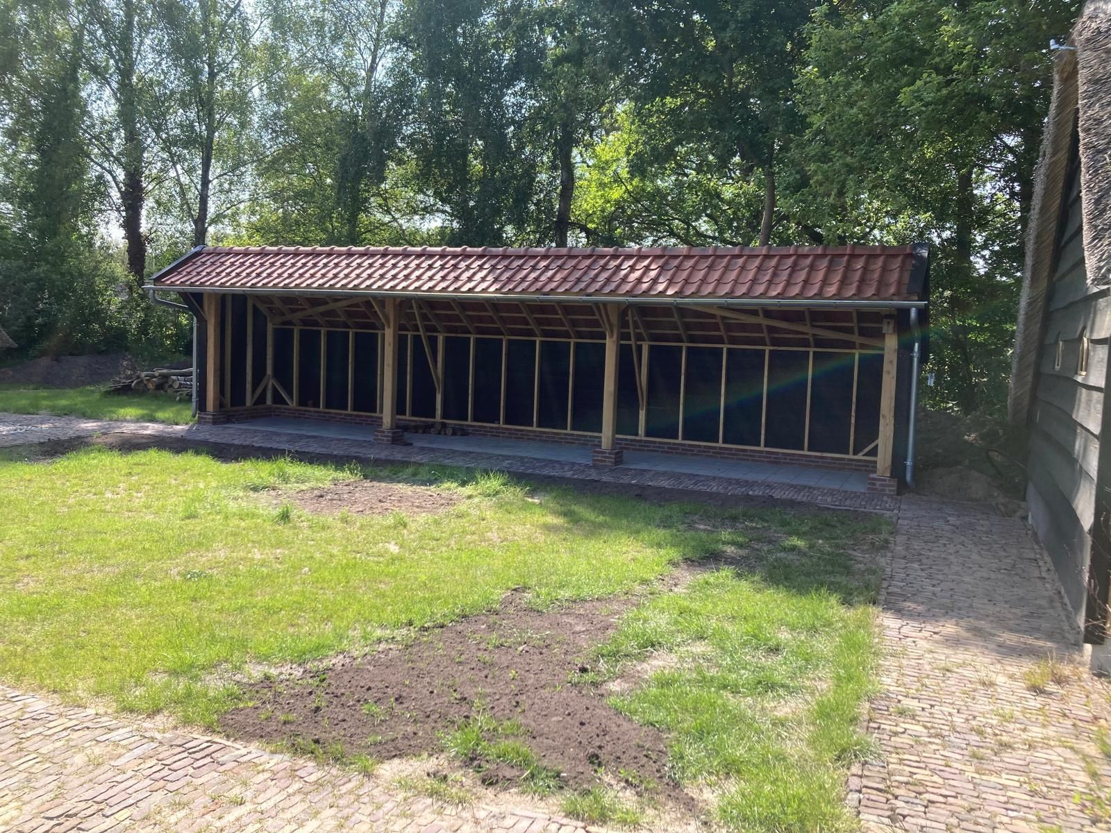 Plaatsen houtstek met dakpannen