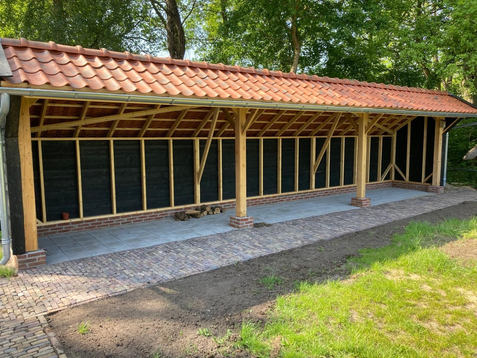 Plaatsen houtstek met dakpannen