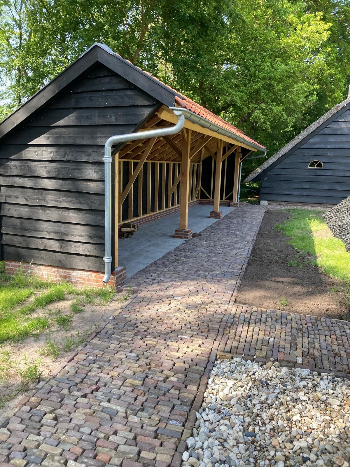 Plaatsen houtstek met dakpannen