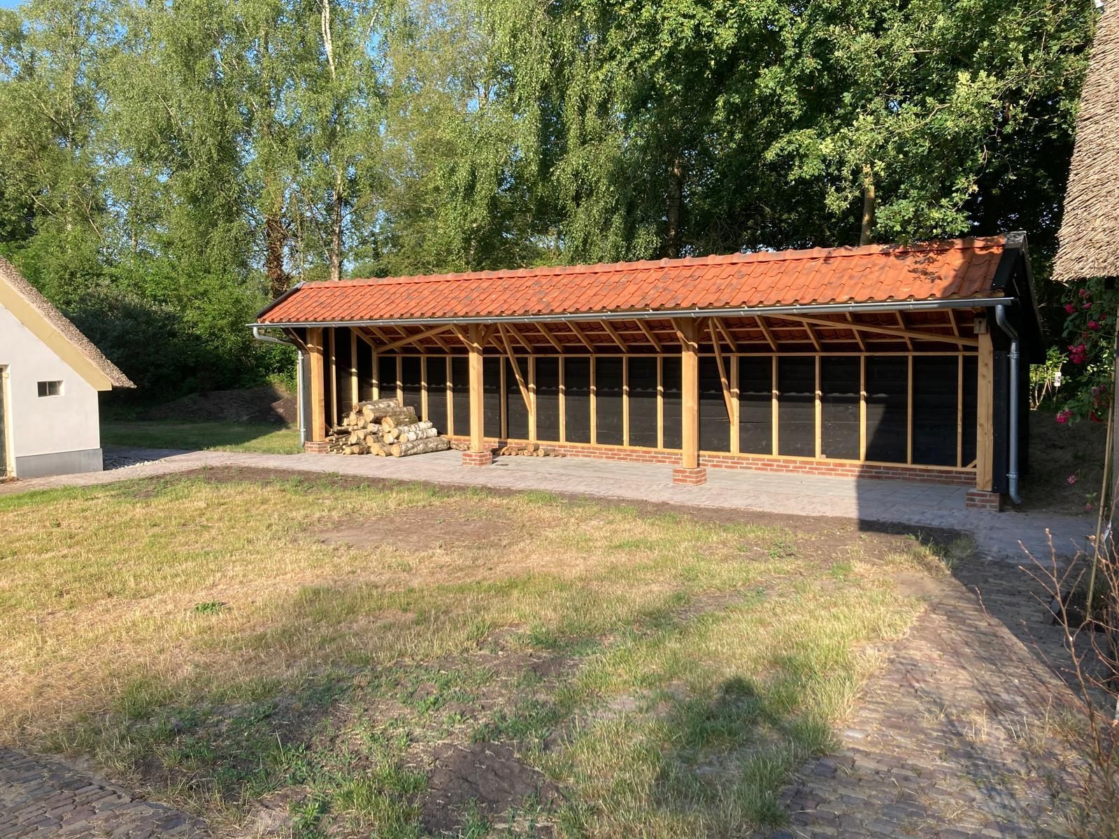 Plaatsen houtstek met dakpannen