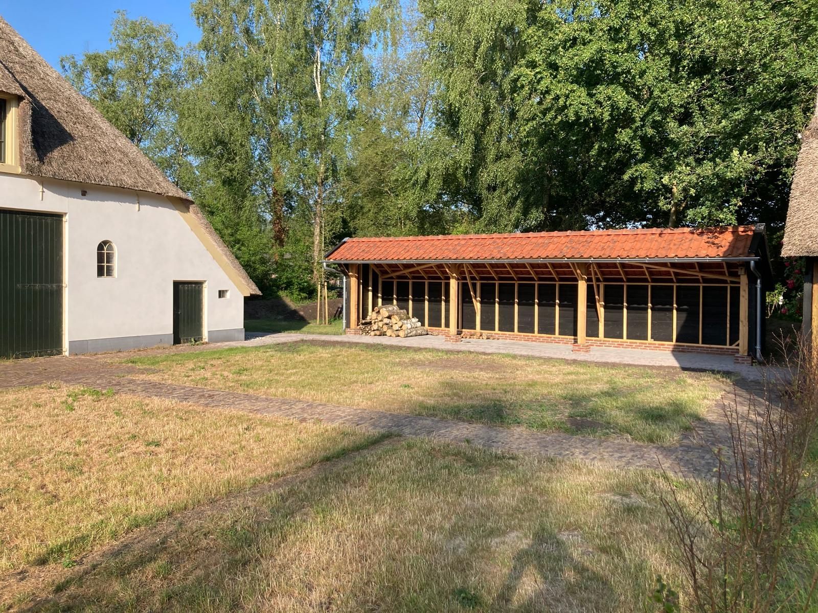 Plaatsen houtstek met dakpannen