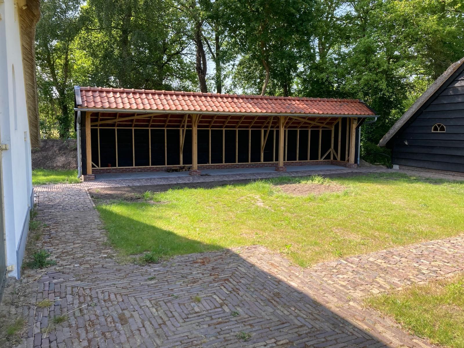 Plaatsen houtstek met dakpannen