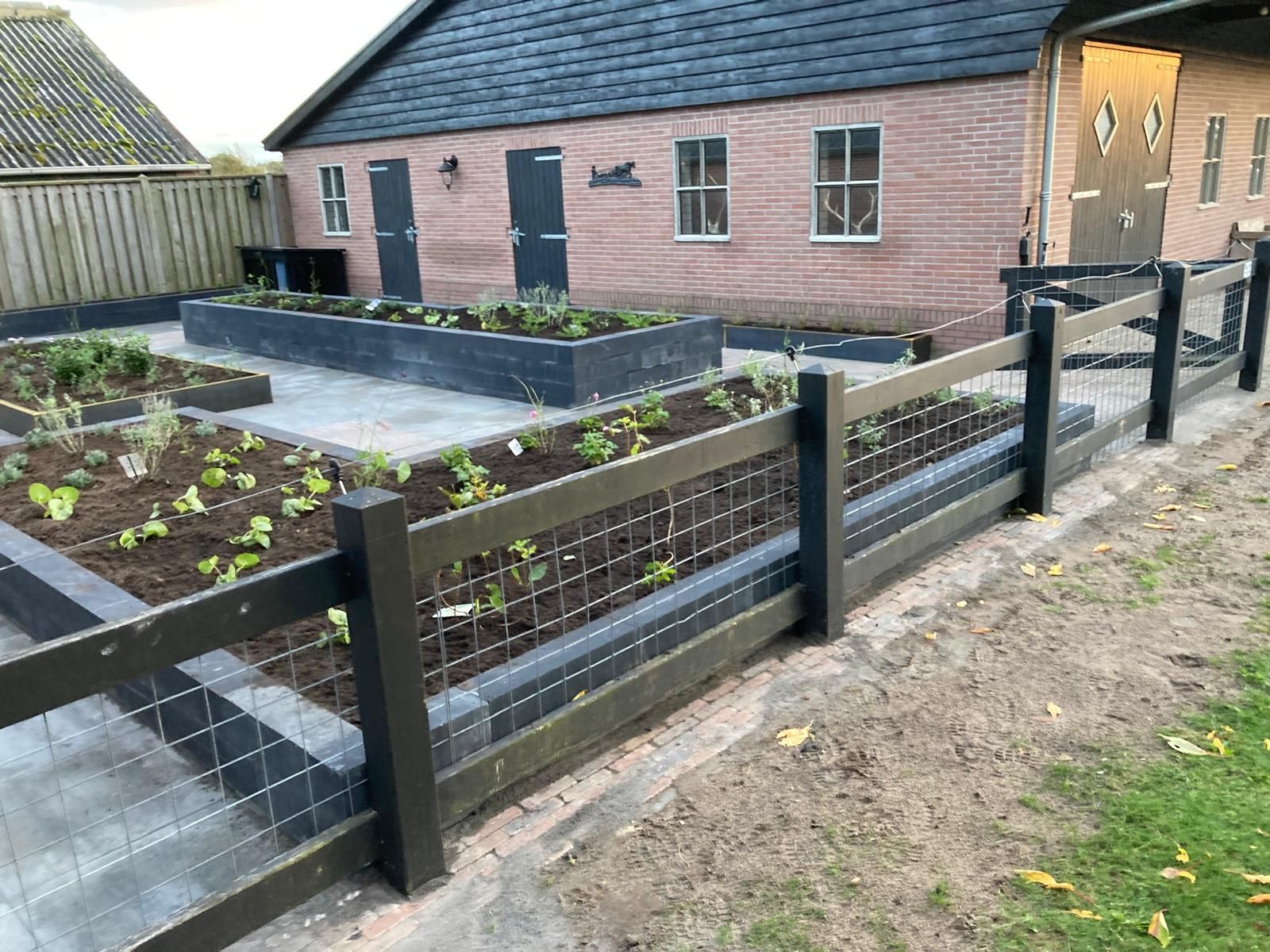 Aanleg tuin Heemserveen met verhoogde bloembakken