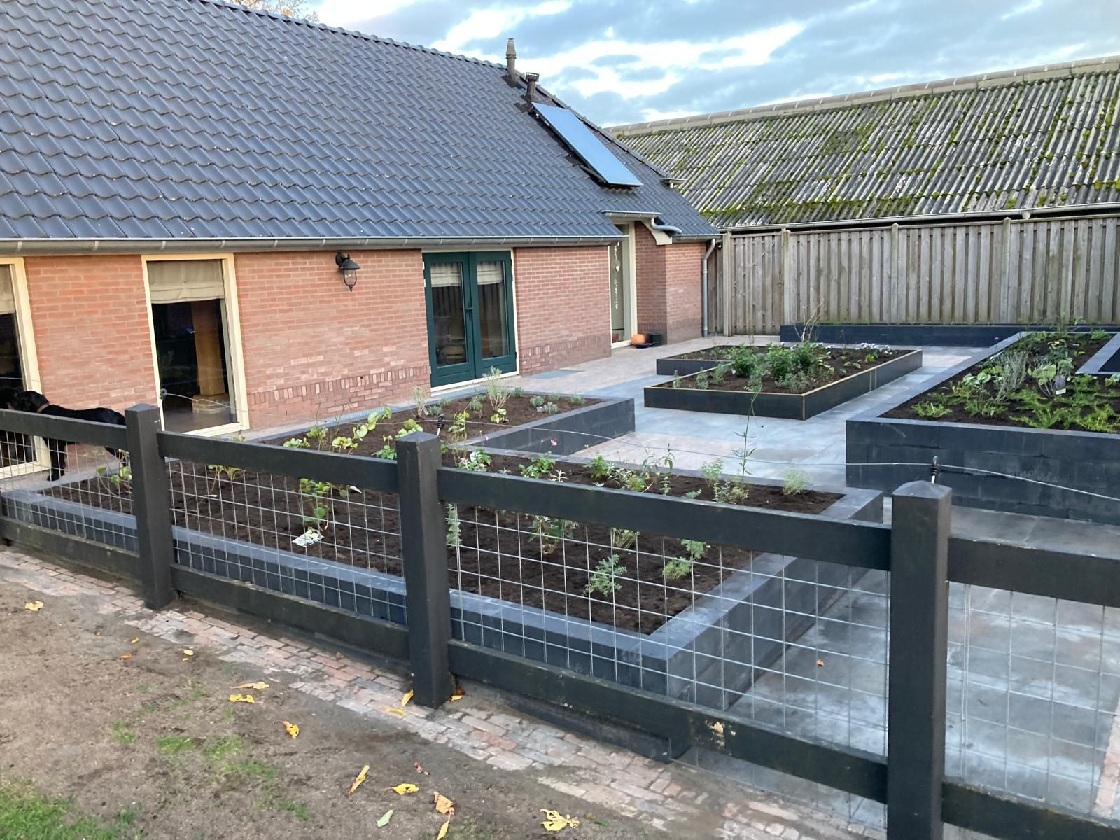 Aanleg tuin Heemserveen met verhoogde bloembakken