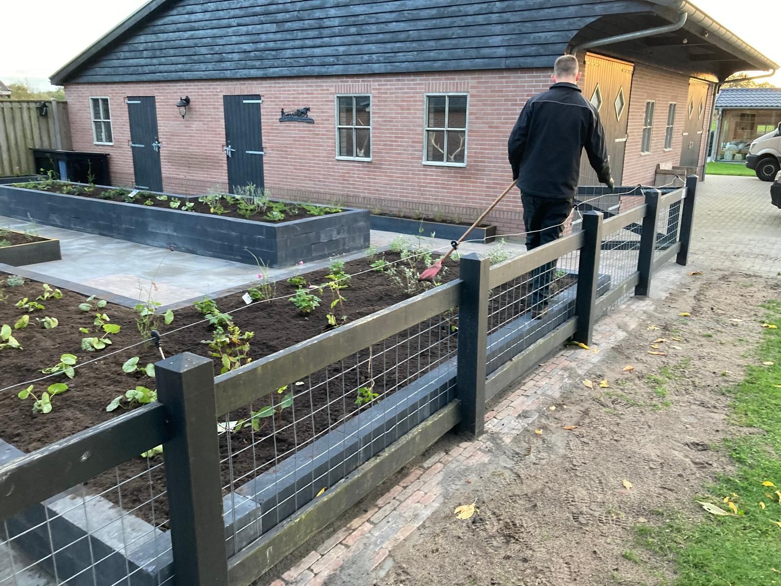 Aanleg tuin Heemserveen met verhoogde bloembakken