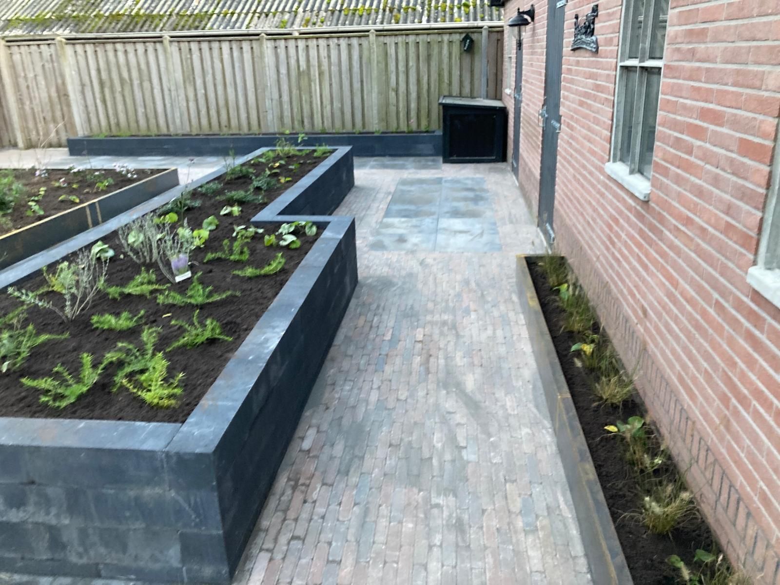 Aanleg tuin Heemserveen met verhoogde bloembakken