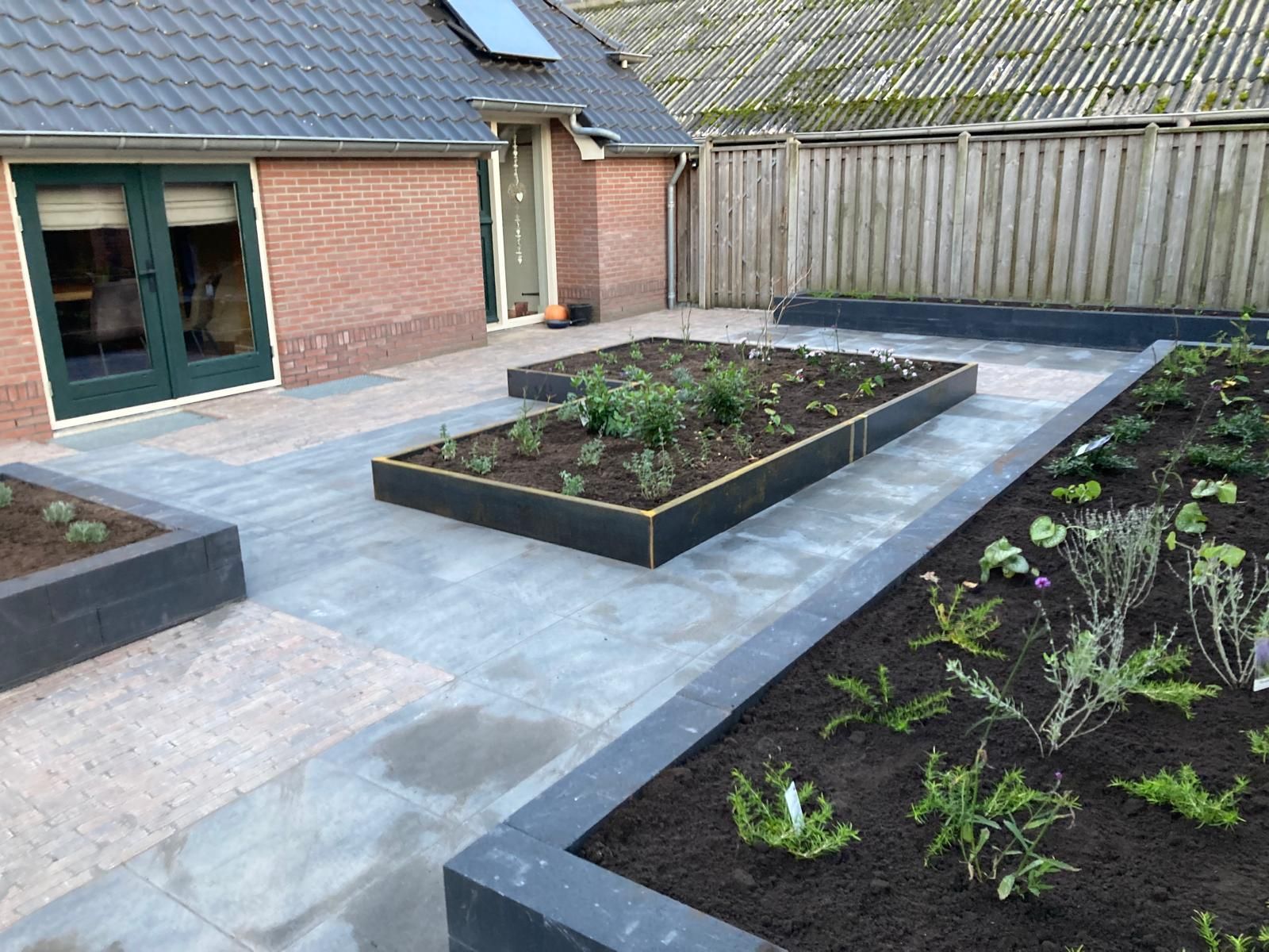 Aanleg tuin Heemserveen met verhoogde bloembakken