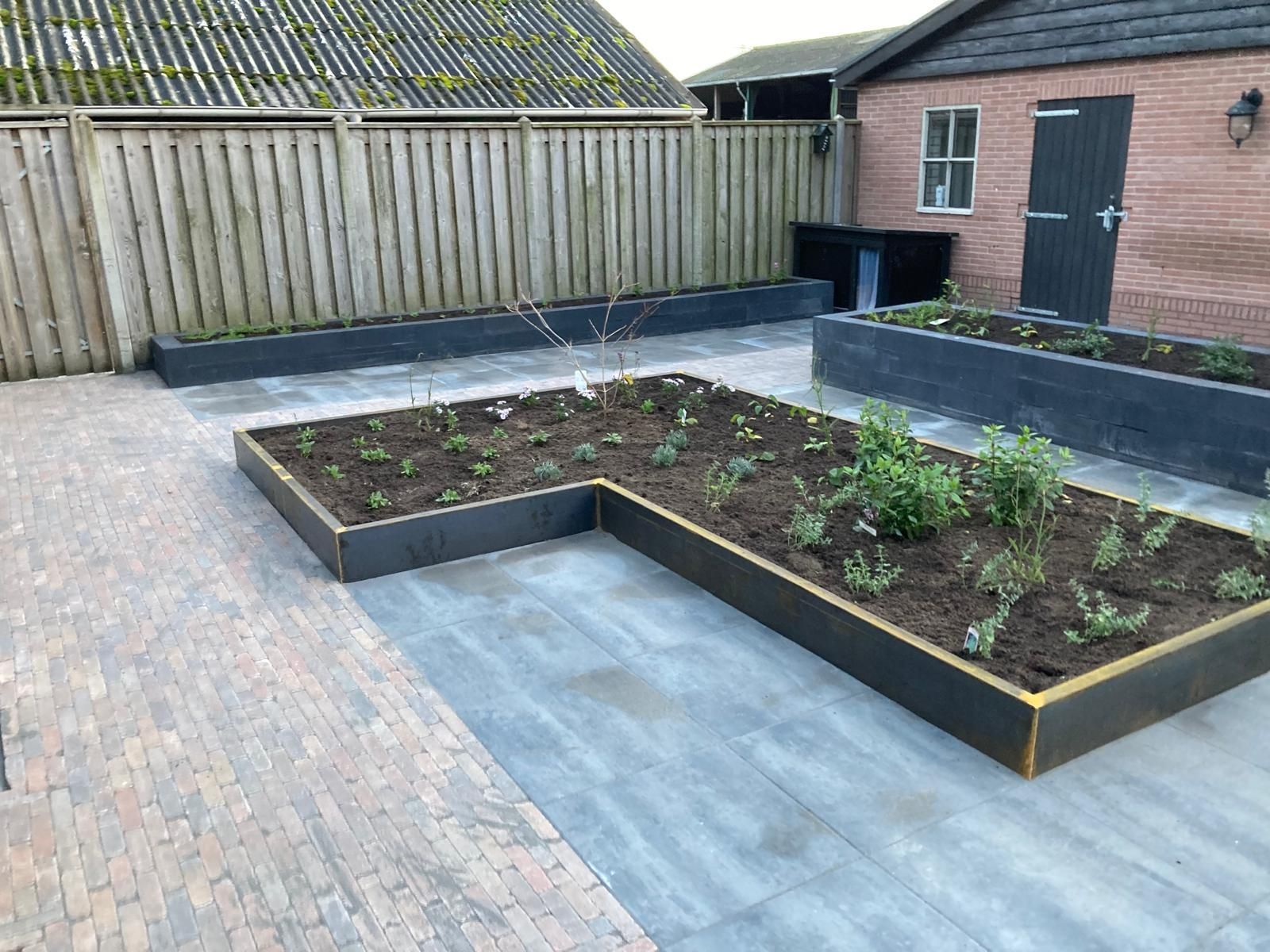 Aanleg tuin Heemserveen met verhoogde bloembakken