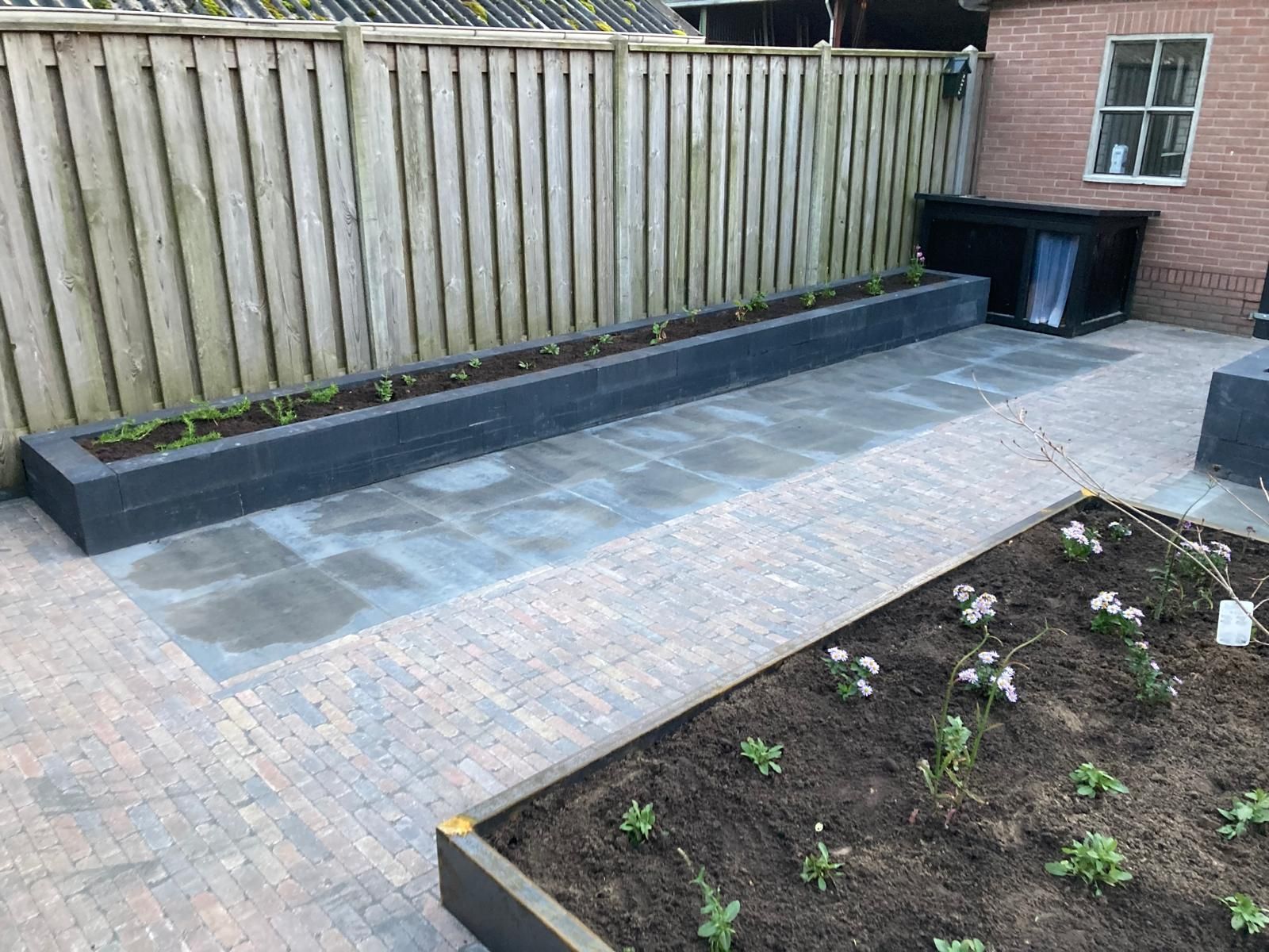 Aanleg tuin Heemserveen met verhoogde bloembakken