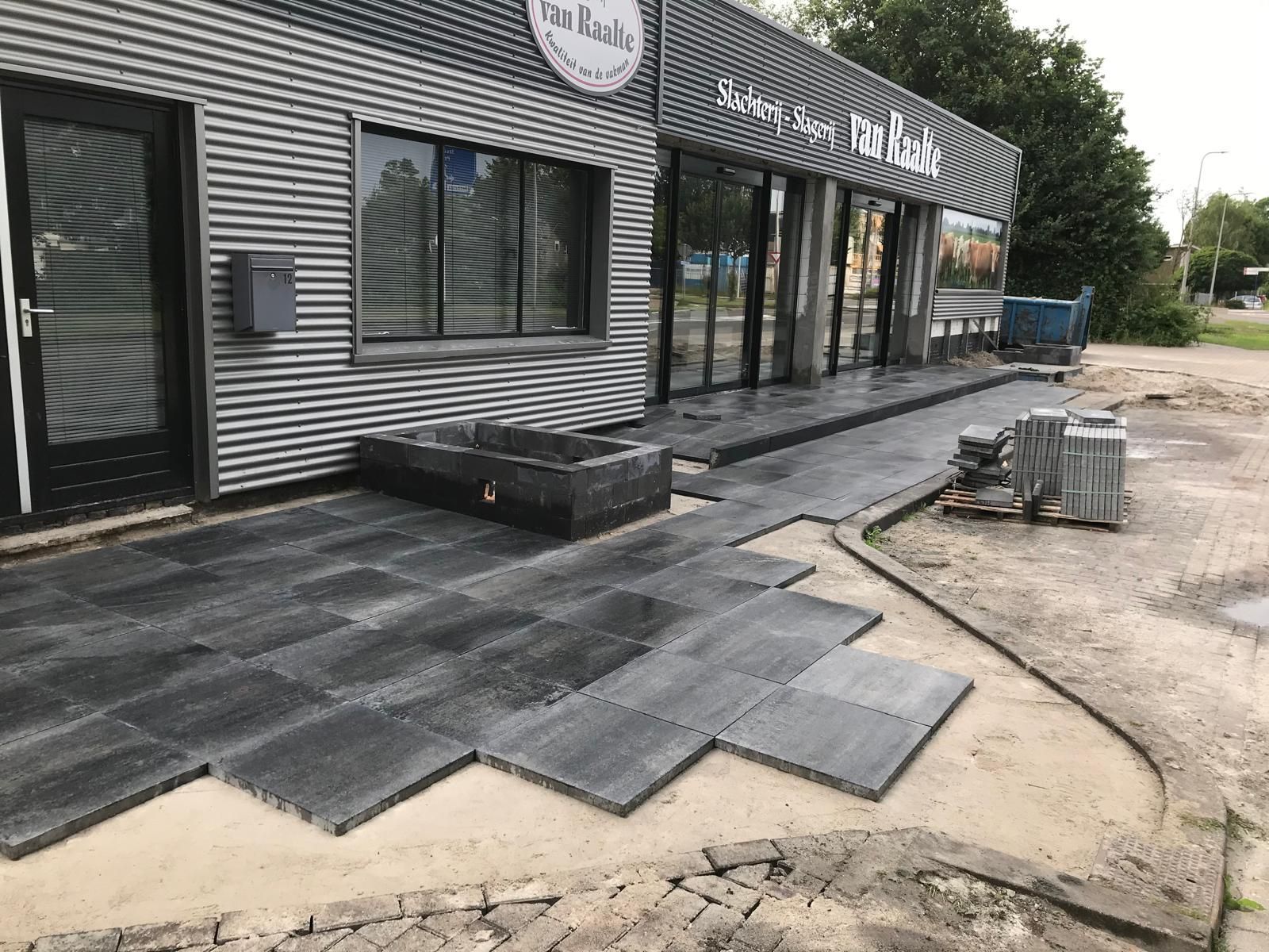 Bestrating bij slagerij Hoogeveen