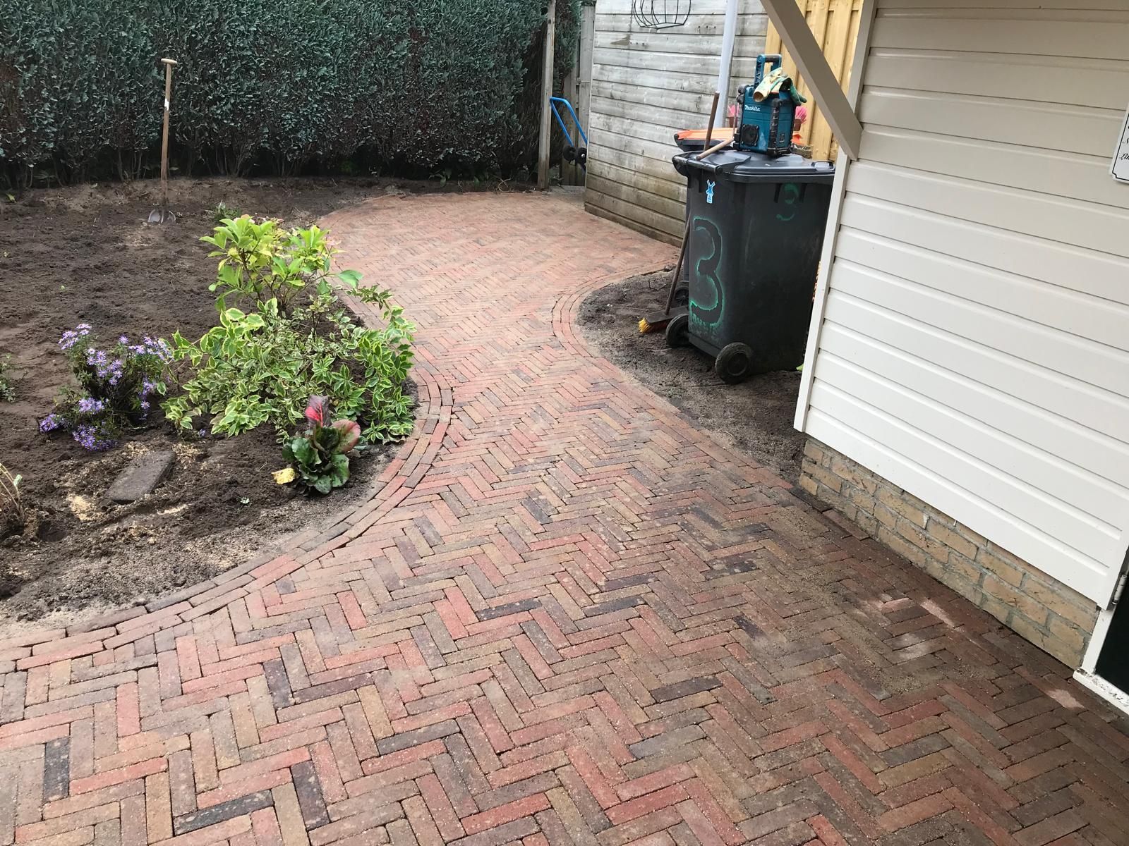 Bestrating met betonwalen