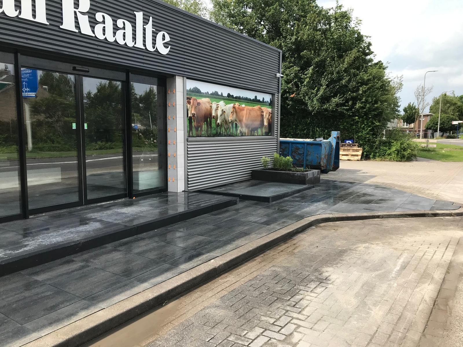 Bestrating bij slagerij Hoogeveen