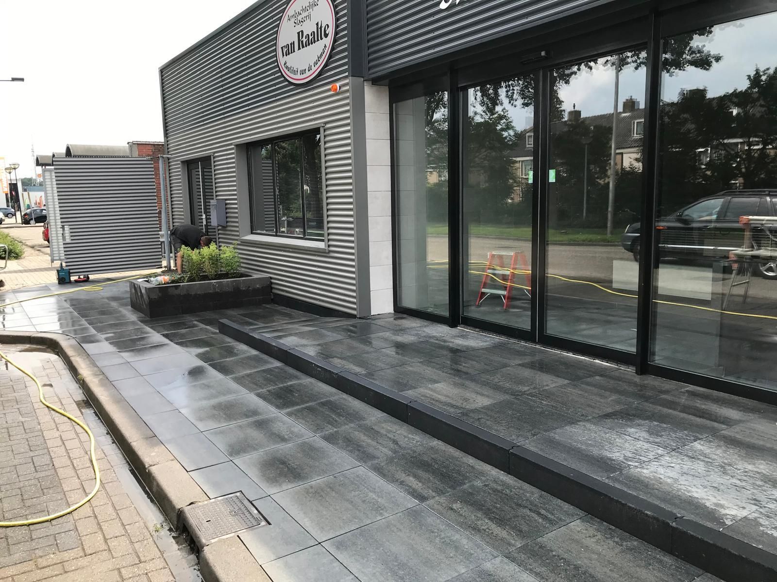 Bestrating bij slagerij Hoogeveen