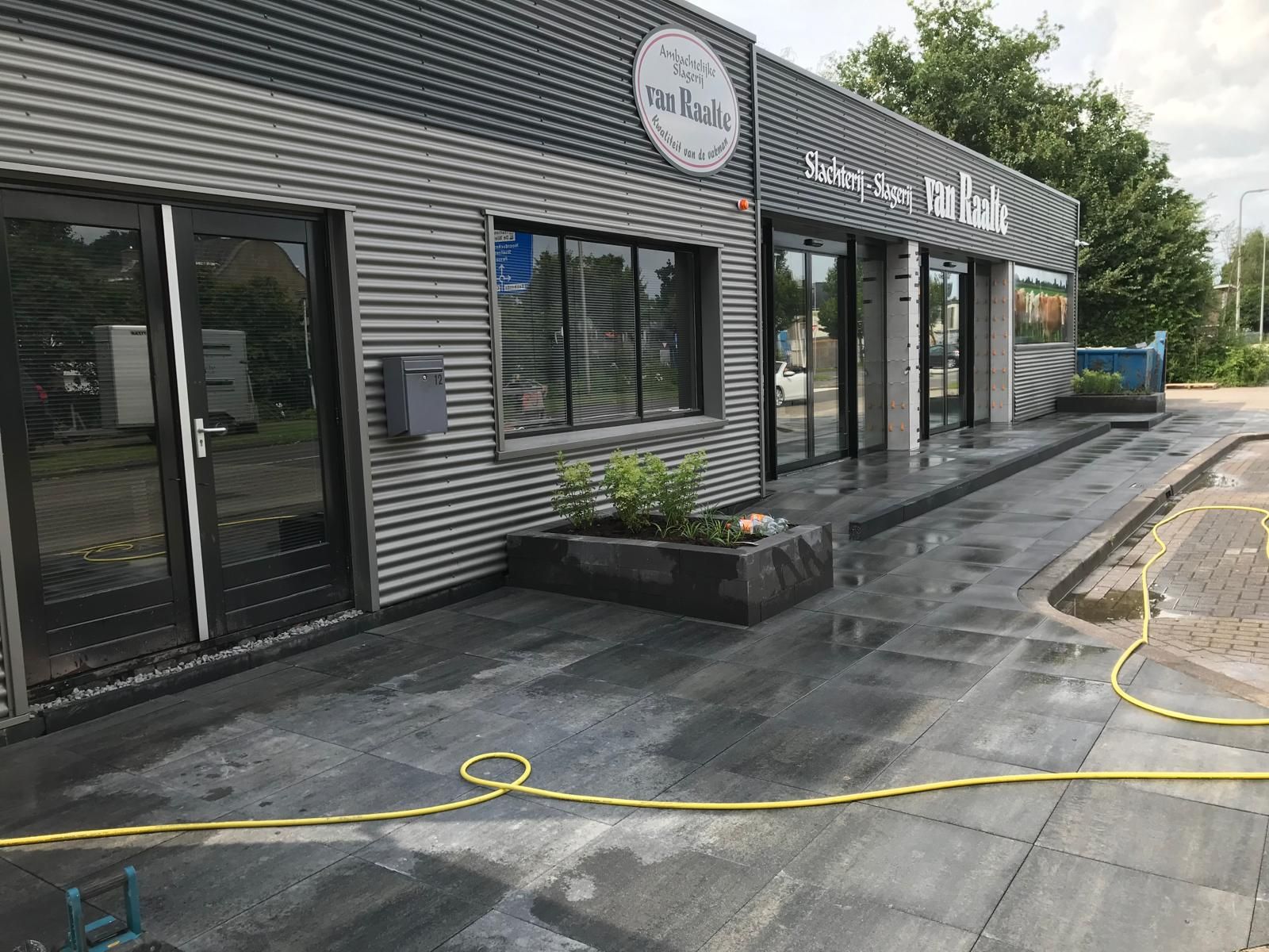 Bestrating bij slagerij Hoogeveen