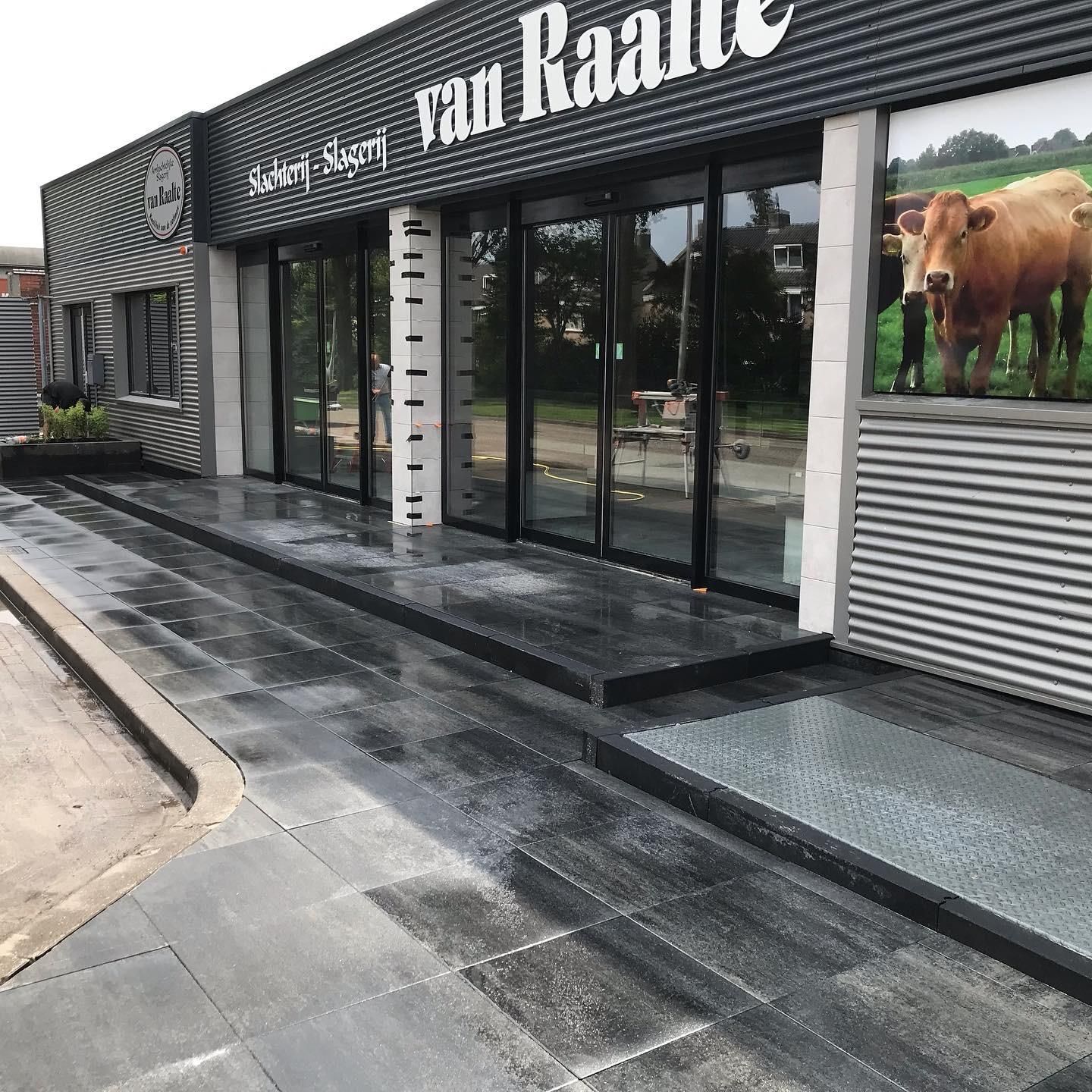 Bestrating bij slagerij Hoogeveen