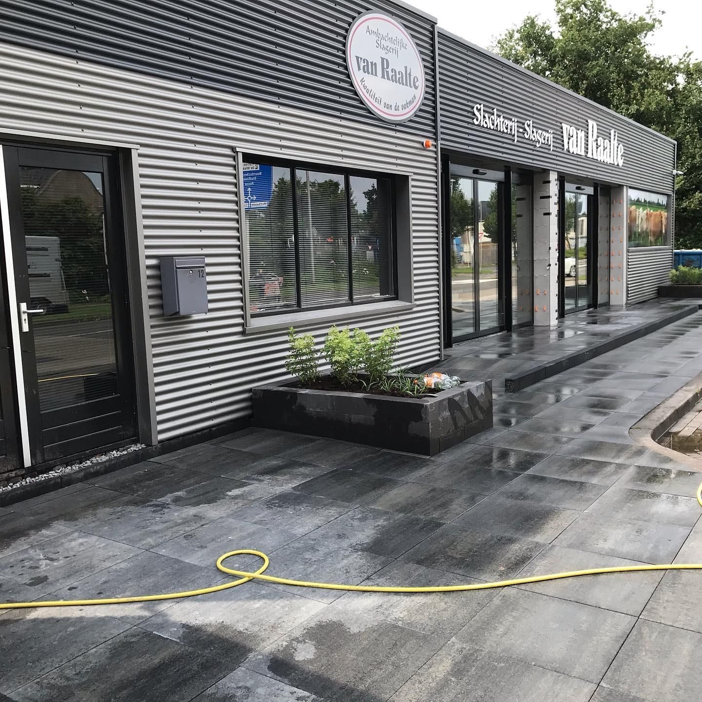 Bestrating bij slagerij Hoogeveen