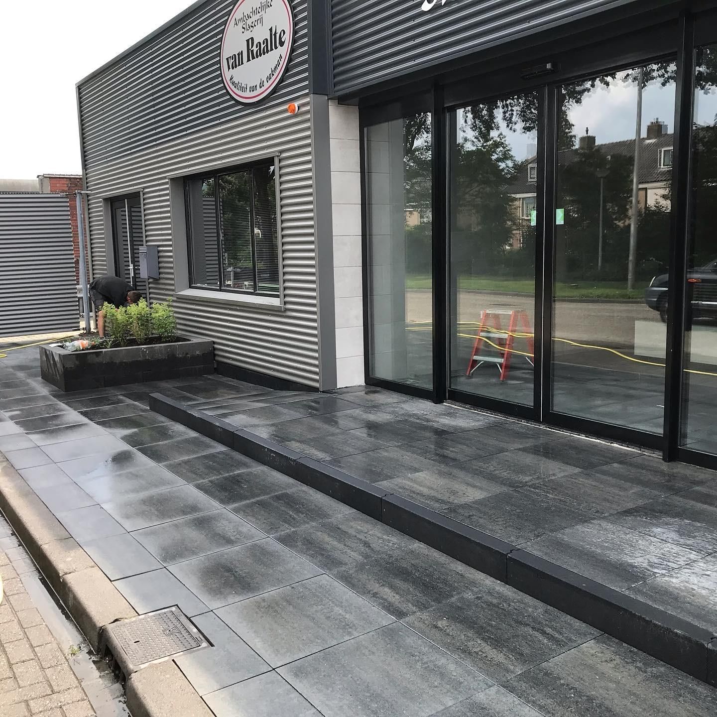 Bestrating bij slagerij Hoogeveen