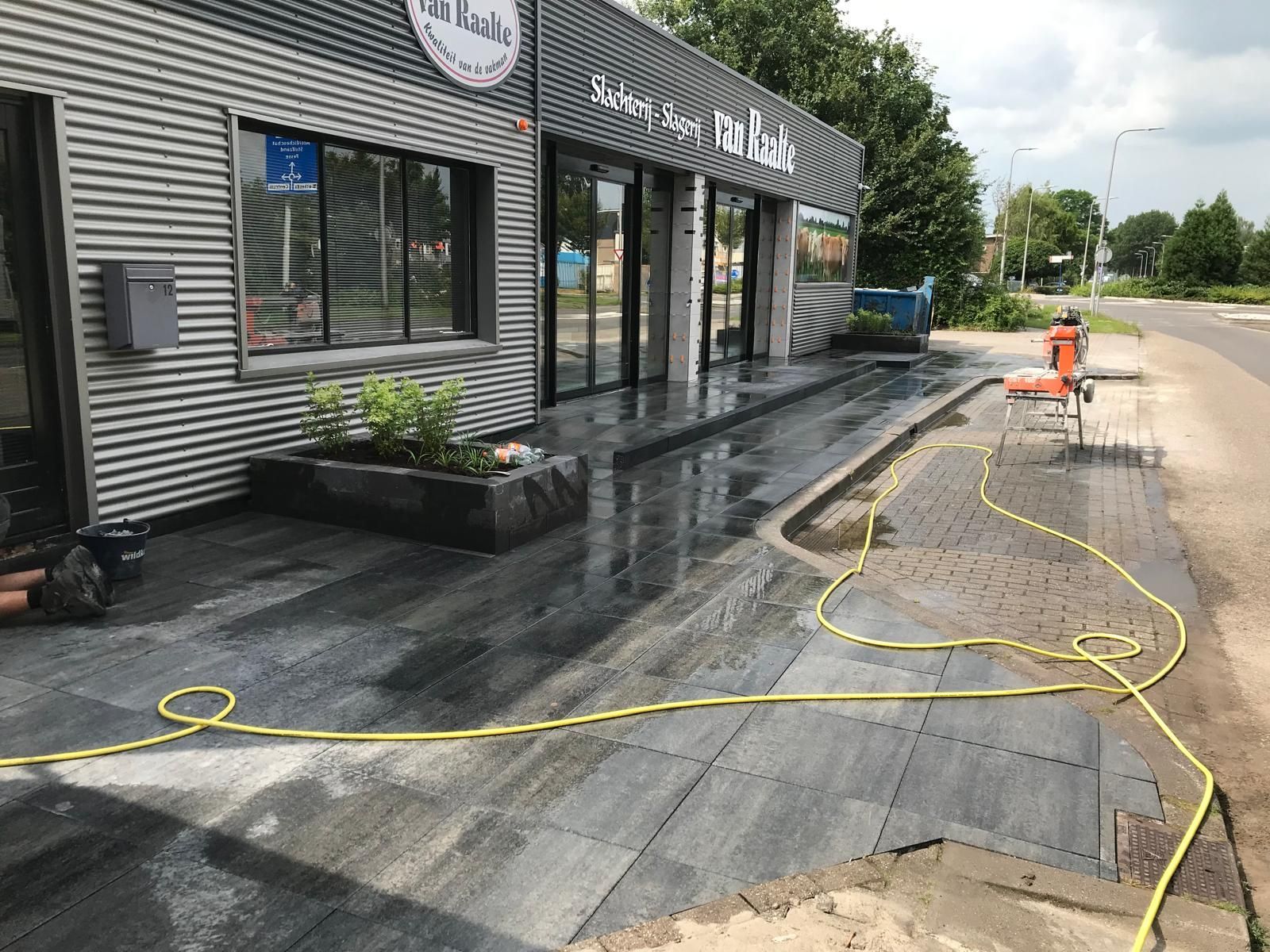 Bestrating bij slagerij Hoogeveen