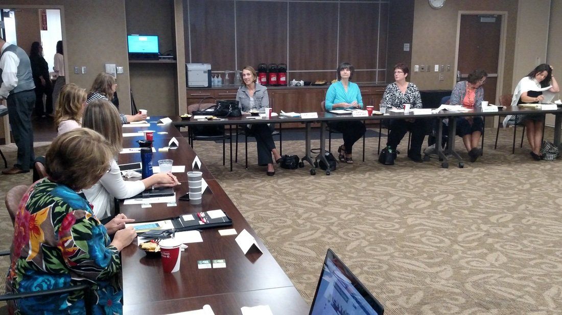 A group of people are sitting at tables in a room.