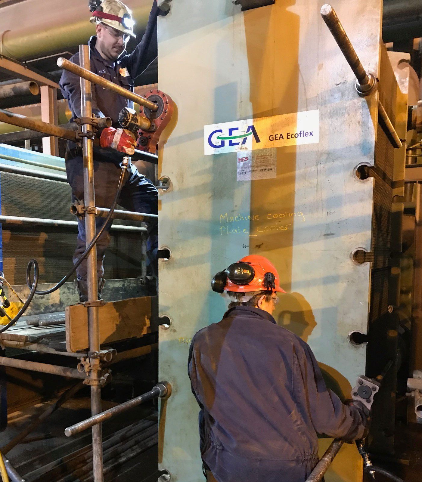 Servicing large plate heat exchanger