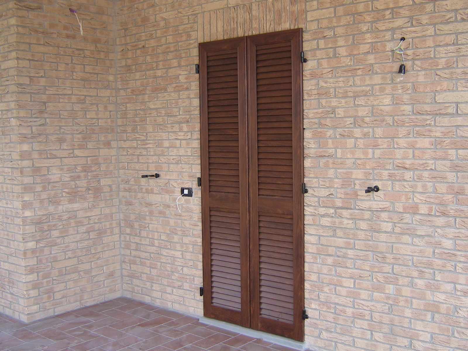 porta con persiane in legno