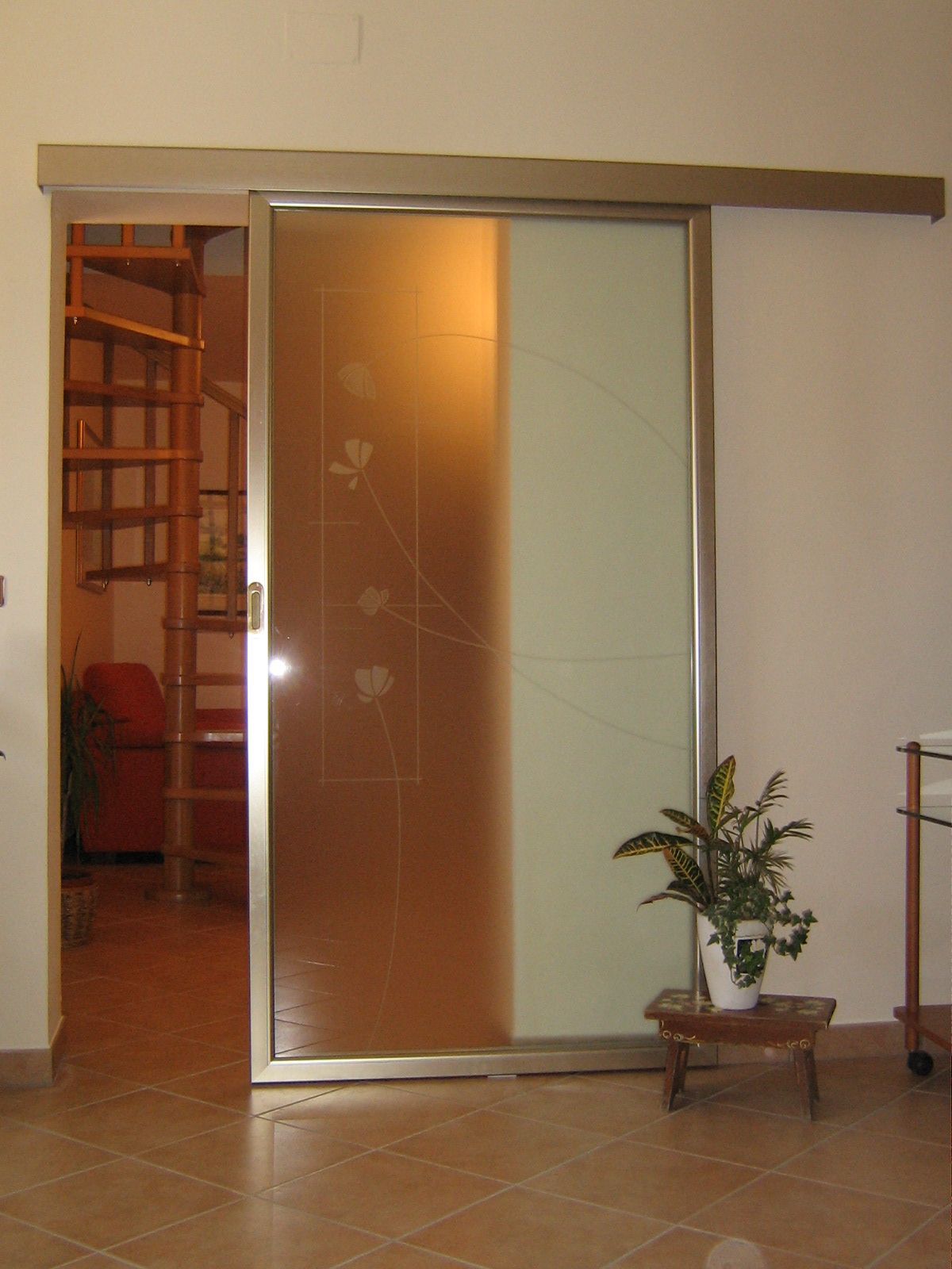 porta scorrevole con un disegno floreale