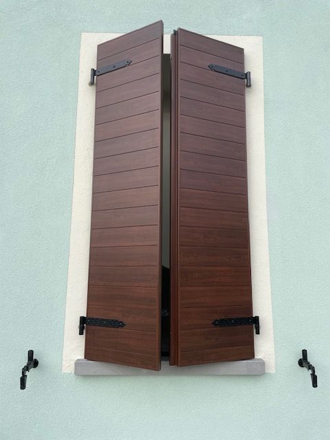 una finestra con le persiane in legno