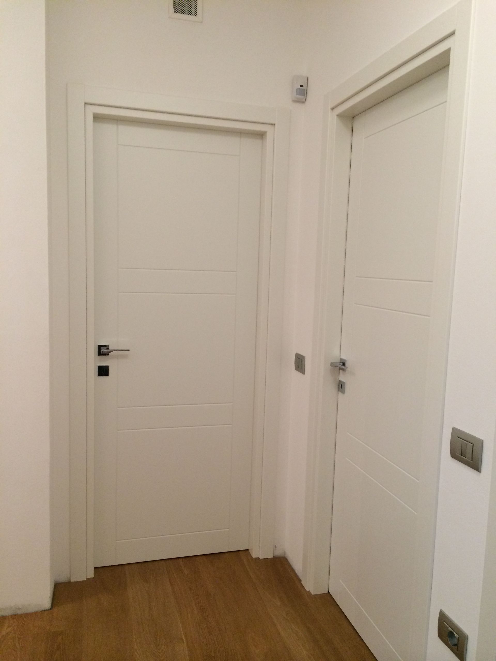 un corridoio con due porte bianche
