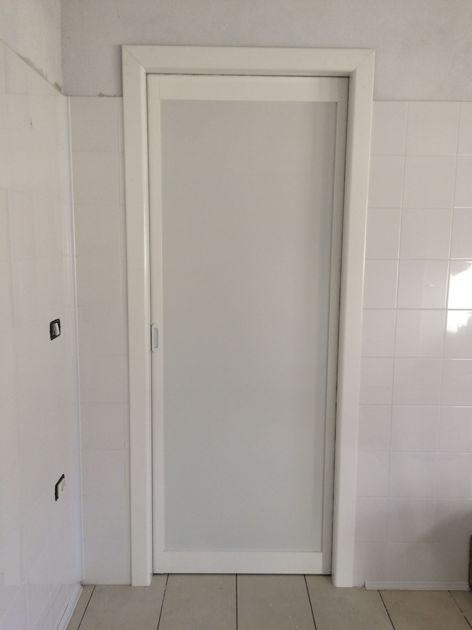 una porta scorrevole bianca