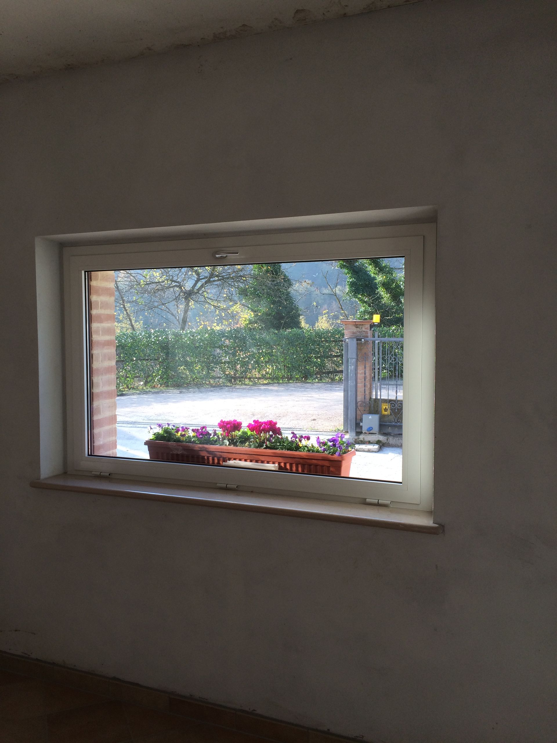 una finestra con un vaso di fiori su un davanzale