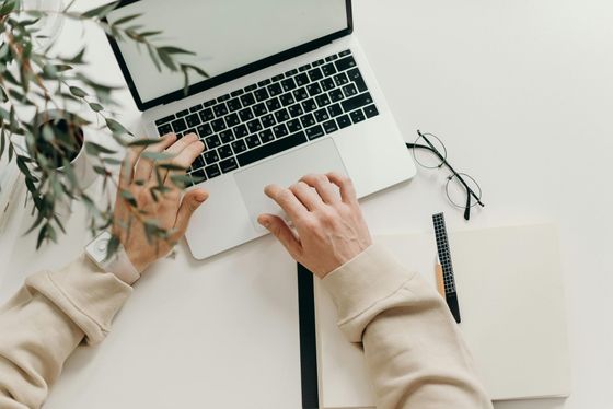 marketeer aan het werk op laptop
