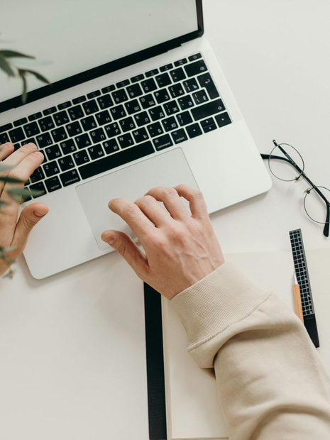 marketeer aan het werk op laptop