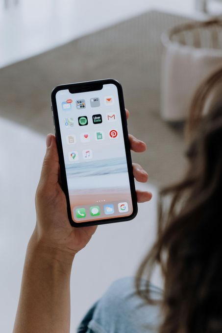 vrouw die telefoon gebruikt