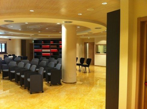 sala con pavimento in marmo levigato