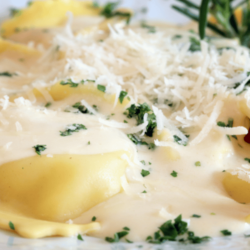 Ravioli Quatro Queijos ao Molho Bechamel